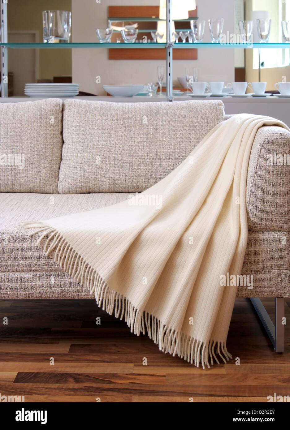 Una coperta stesa sul divano Foto stock - Alamy
