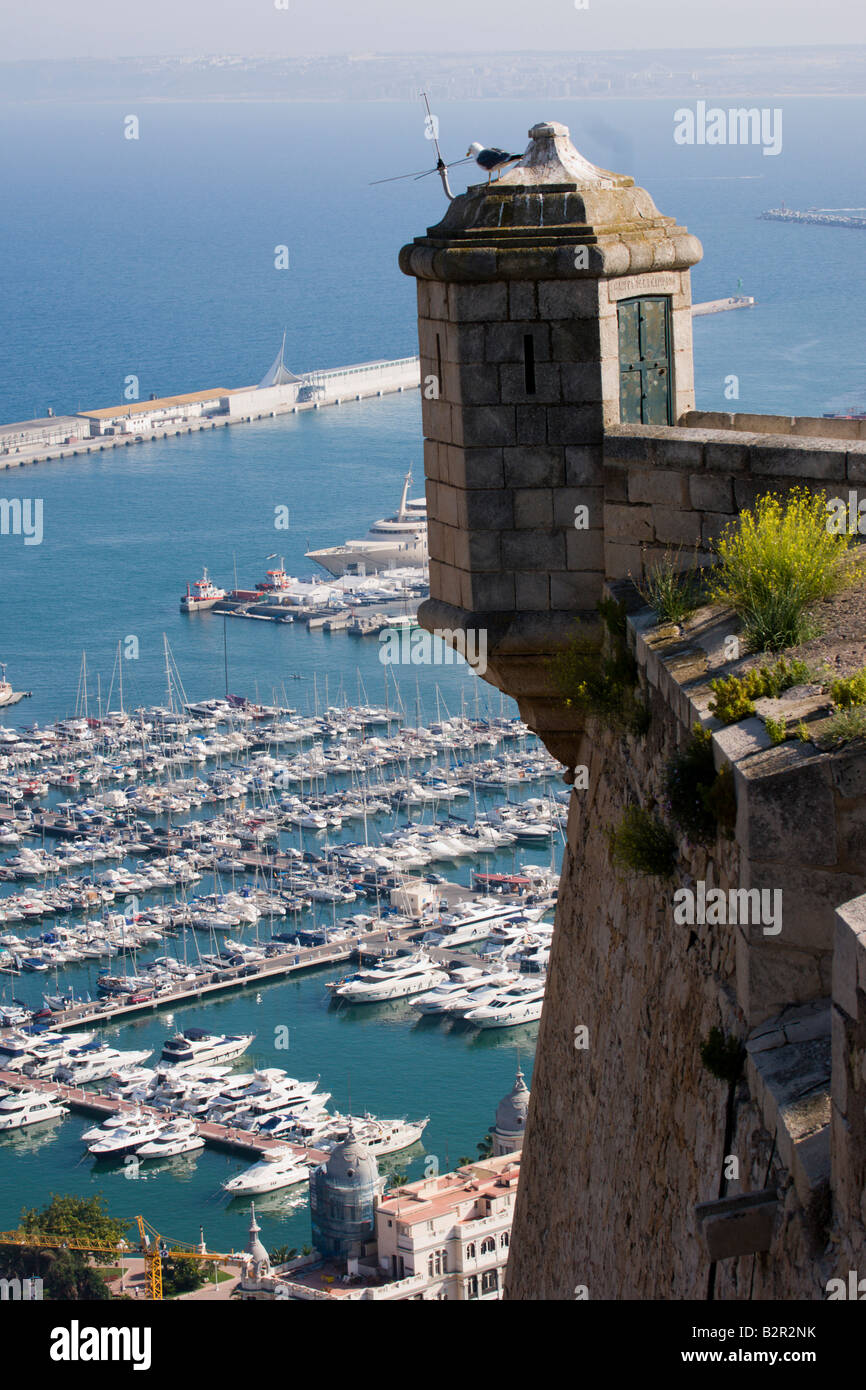 Costa Blanca Spagna Alicante city il Castillo de Santa Bàrbara garitta lookout tower con marina e porto dietro Foto Stock