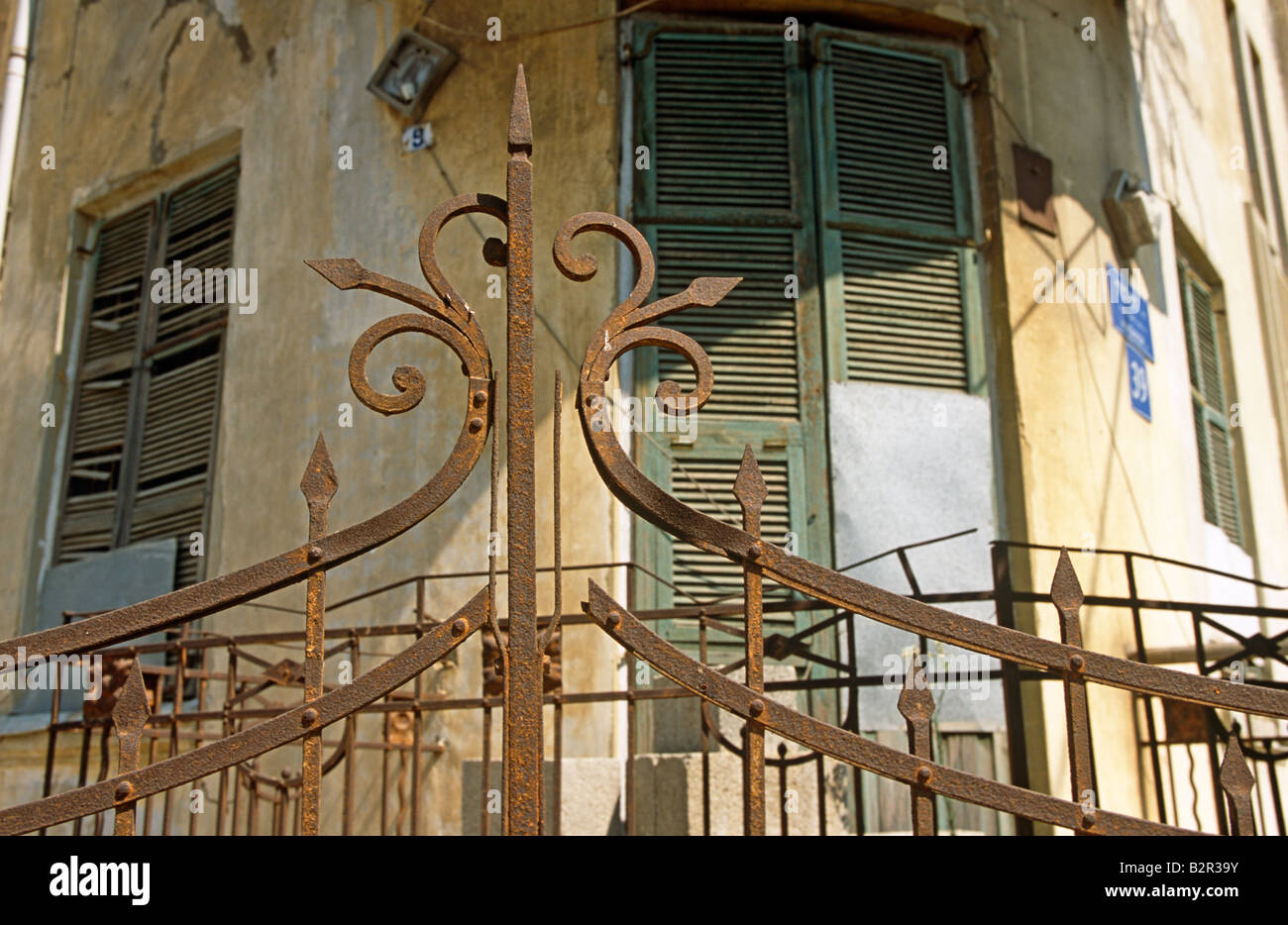 Angolo del fatiscente edificio deco nella Città Bianca, Tel Aviv, Israele, Medio Oriente Foto Stock