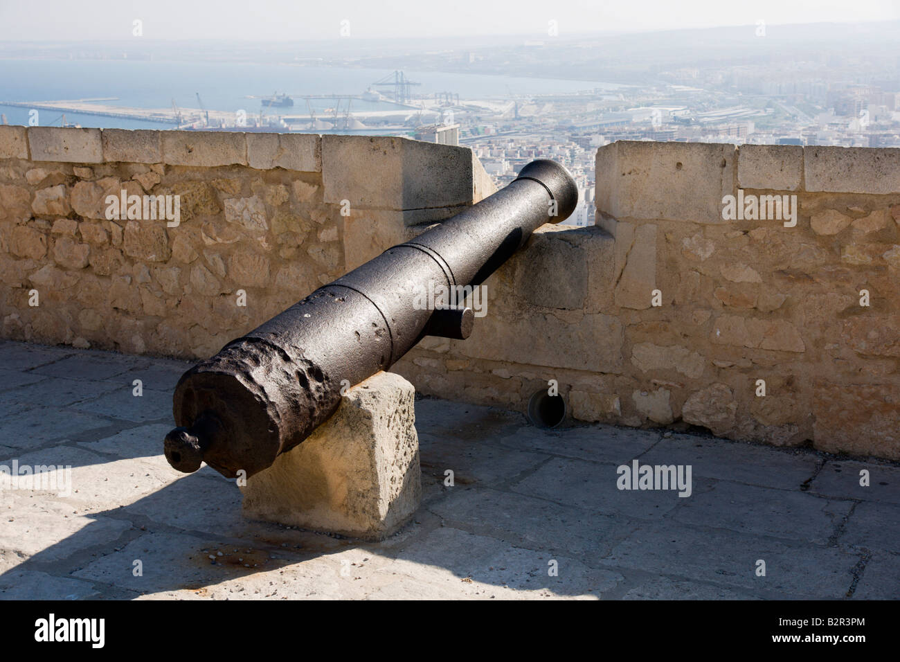 Costa Blanca Spagna Alicante city il Castillo de Santa Bàrbara cannone medievale nella pistola squarcio Foto Stock