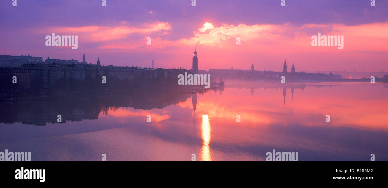 Lo skyline di Stoccolma con il Municipio di sunrise riflette acque Riddarfjarden Foto Stock