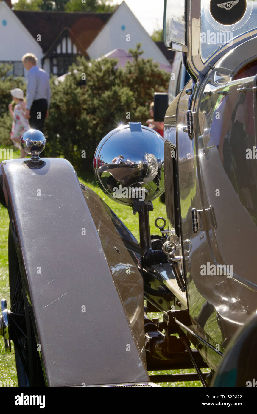 Vecchio inglese Bentley in un villaggio inglese con persone in background Foto Stock