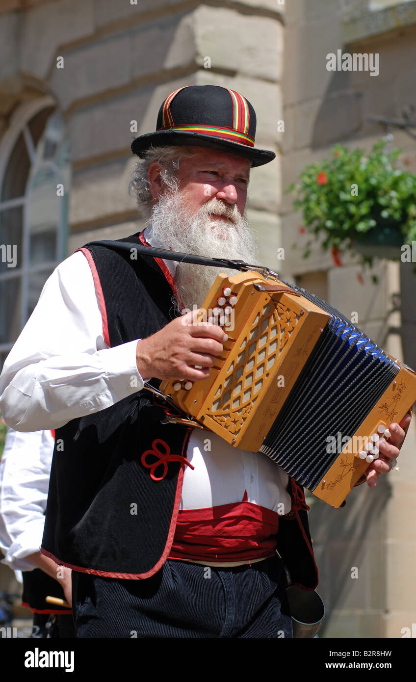 Rose e il castello di Morris ballerini musicista riproduzione di melodeon a Warwick Folk Festival 2008, REGNO UNITO Foto Stock