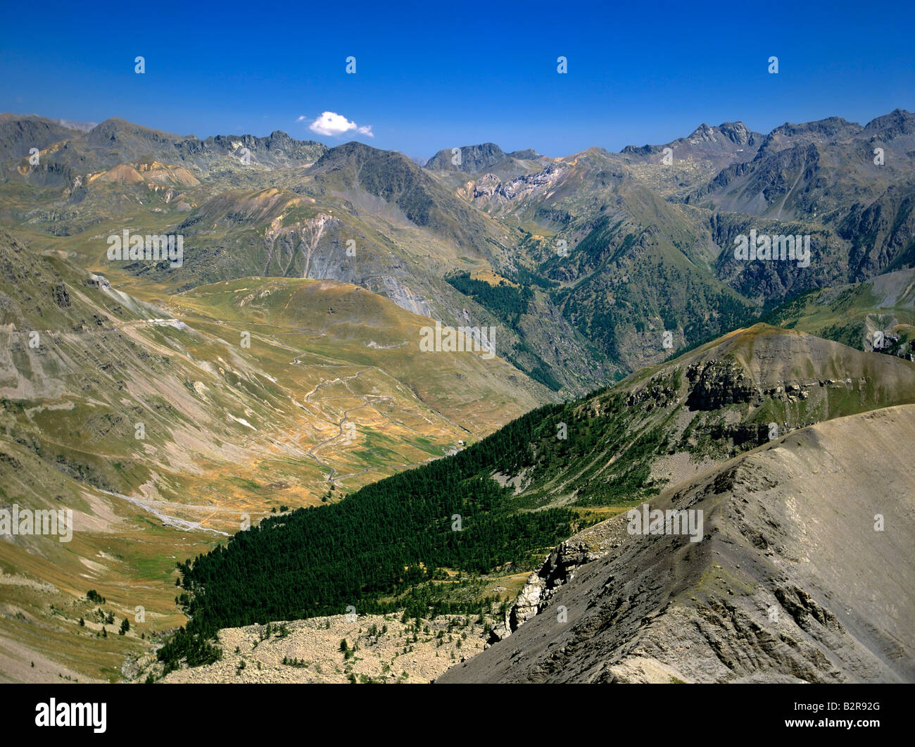 Vista da alti europei pass a 2715 metri le cime del Col de la bonnette restefond Alpes maritimes mercantour Alpi francesi Foto Stock