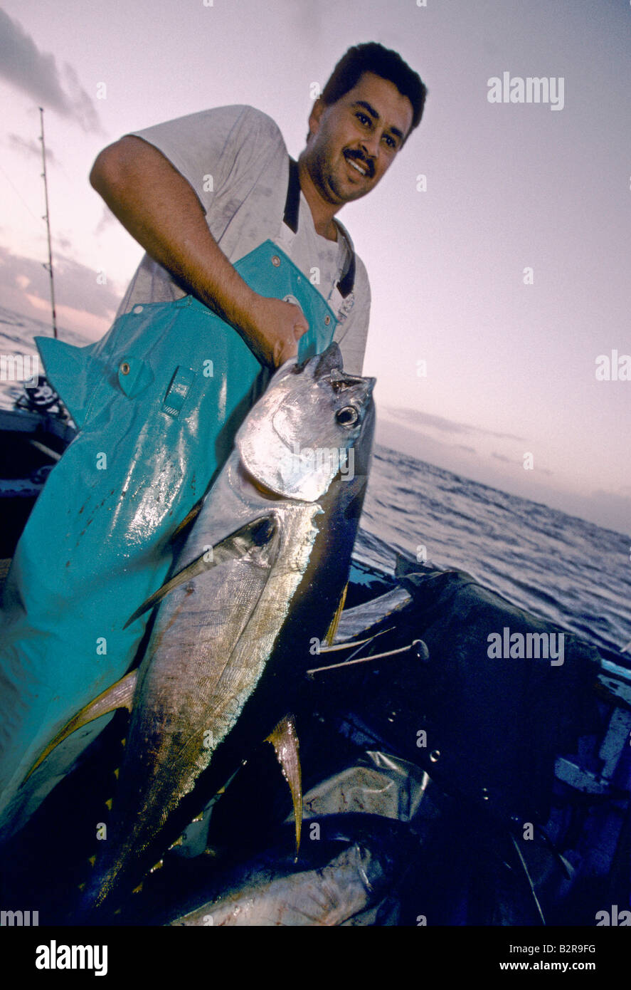 Fisherman David Vincent Cassel tenendo un big mo di tonno su una barca Foto Stock