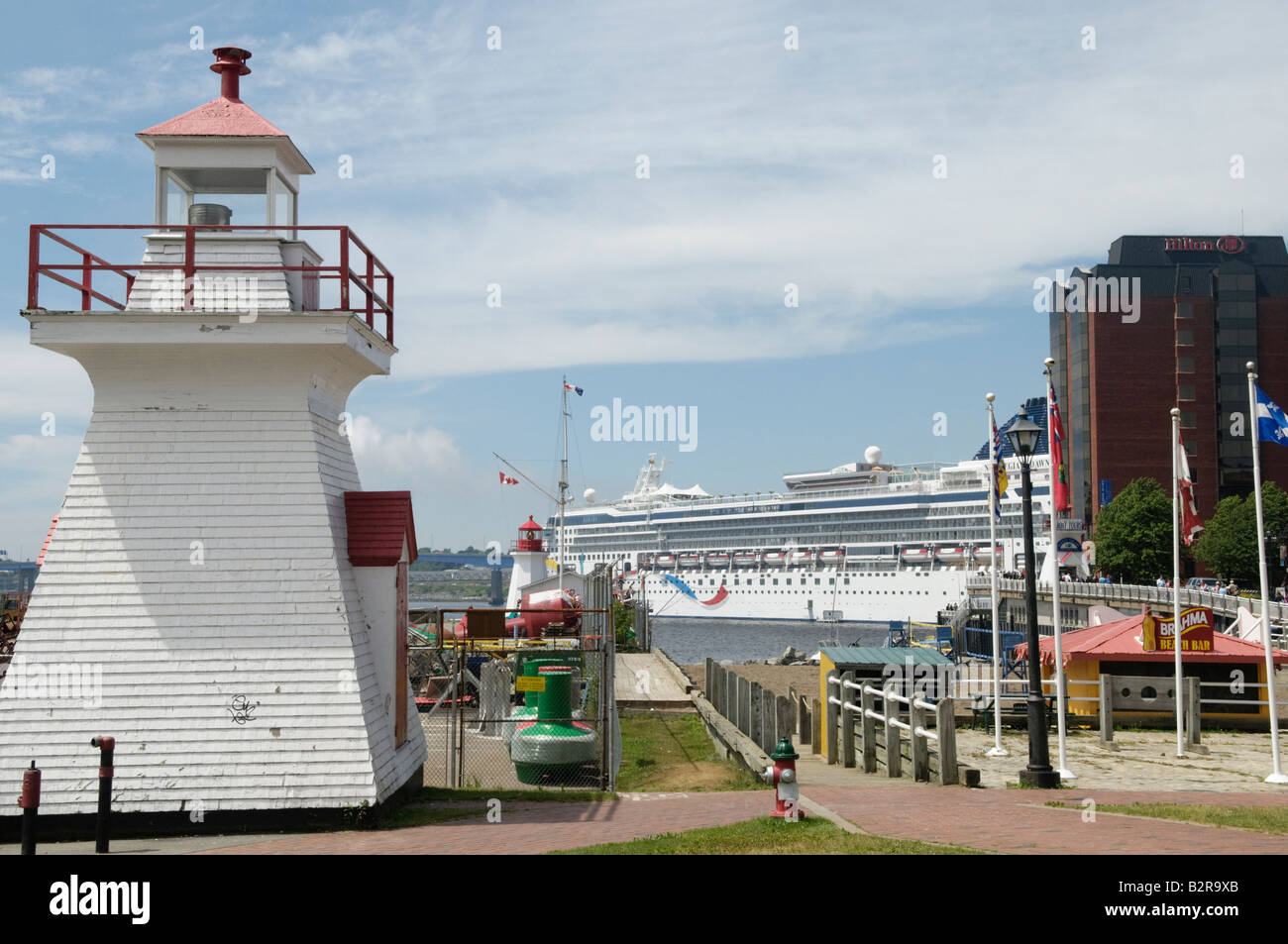 San Giovanni del porto con la guardia costiera e faro norvegese Dawn una nave da crociera nel porto su una soleggiata giornata estiva Foto Stock