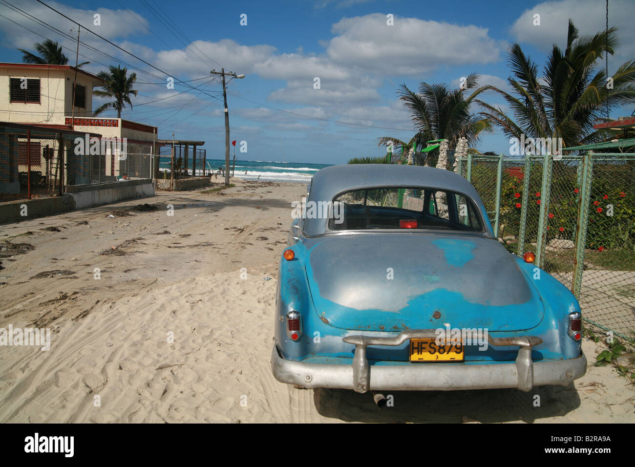 Vintage automobile parcheggiata di fronte alla Playas del Este Beach Havanna Provincia Cuba America Latina Foto Stock