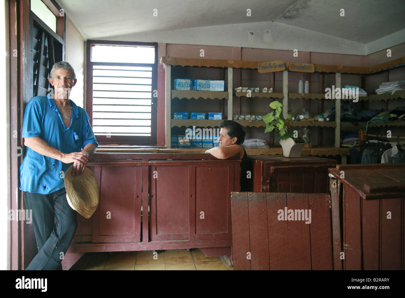 L uomo e la donna in un negozio di Vinales Pinar del Río Provincia Cuba America Latina Foto Stock