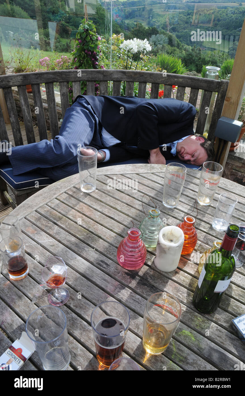 Una valutazione addormentato la mattina dopo una festa di nozze Foto Stock