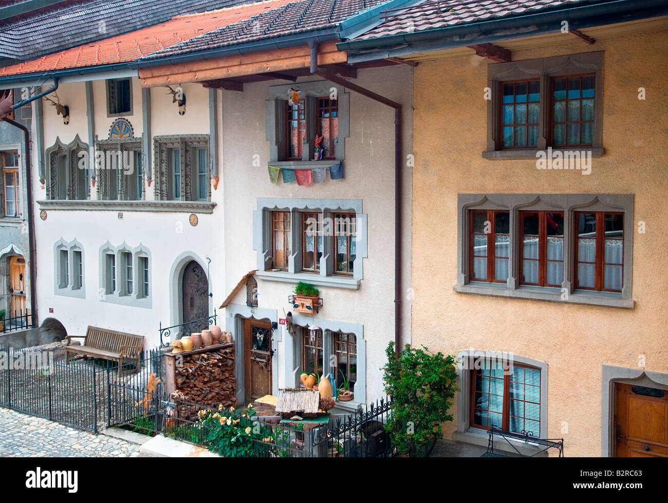 Una vista di vecchie dimore nella città di Gruyeres nel Cantone di Friburgo in Svizzera Foto Stock