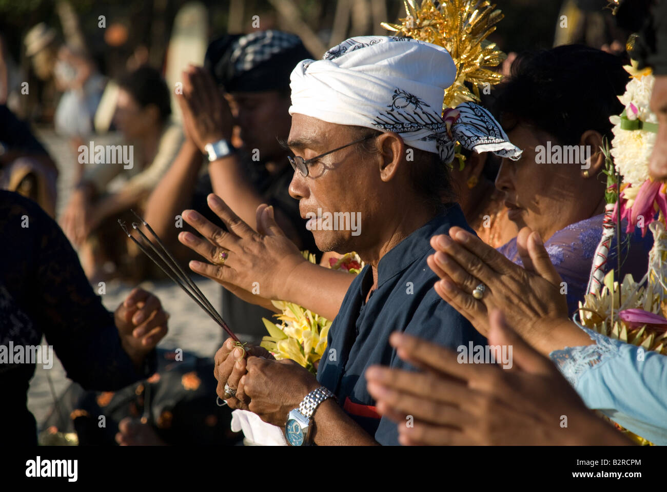 Bali Indonesia kuta beach uomo gruppo persone donna cantare di gioia tristezza celebrazione vita morte pregando la cremazione cerimonia Indù Foto Stock