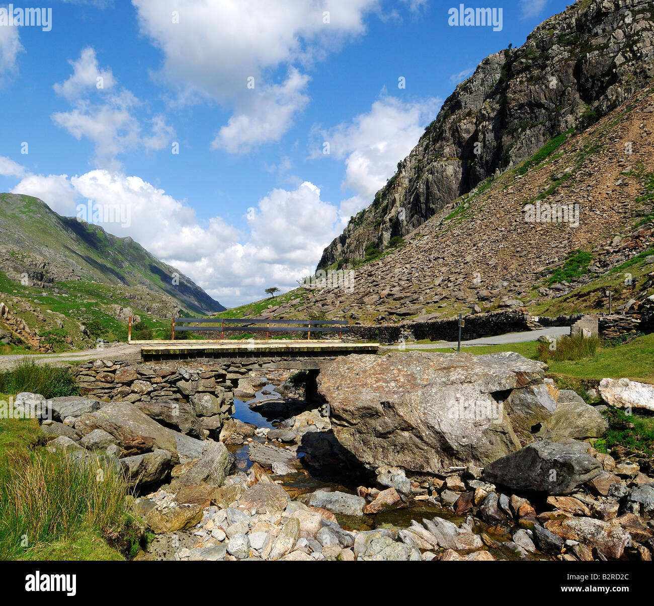 Ponticello in legno attraversando Afon Nant Peris fiume che scorre attraverso il passaggio di Llanberis in Gwynedd Galles del Nord Foto Stock