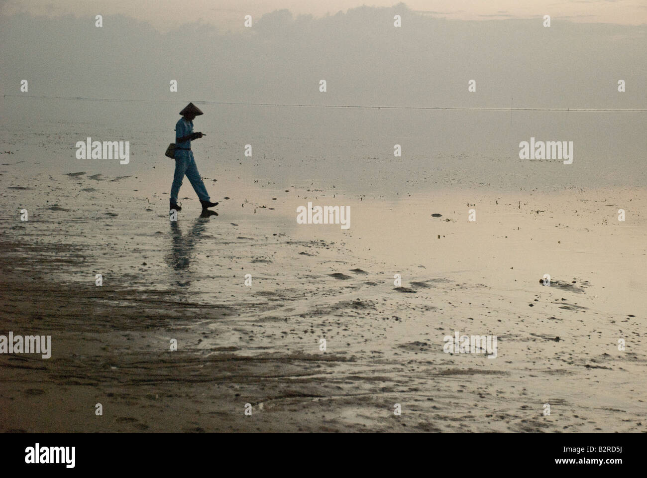 Sanur bali indonesia acqua mare barca da pesca di pesce sunrise tramonto riflesso silhouette golden tranquilla mattina nuovo inizio giornata Foto Stock