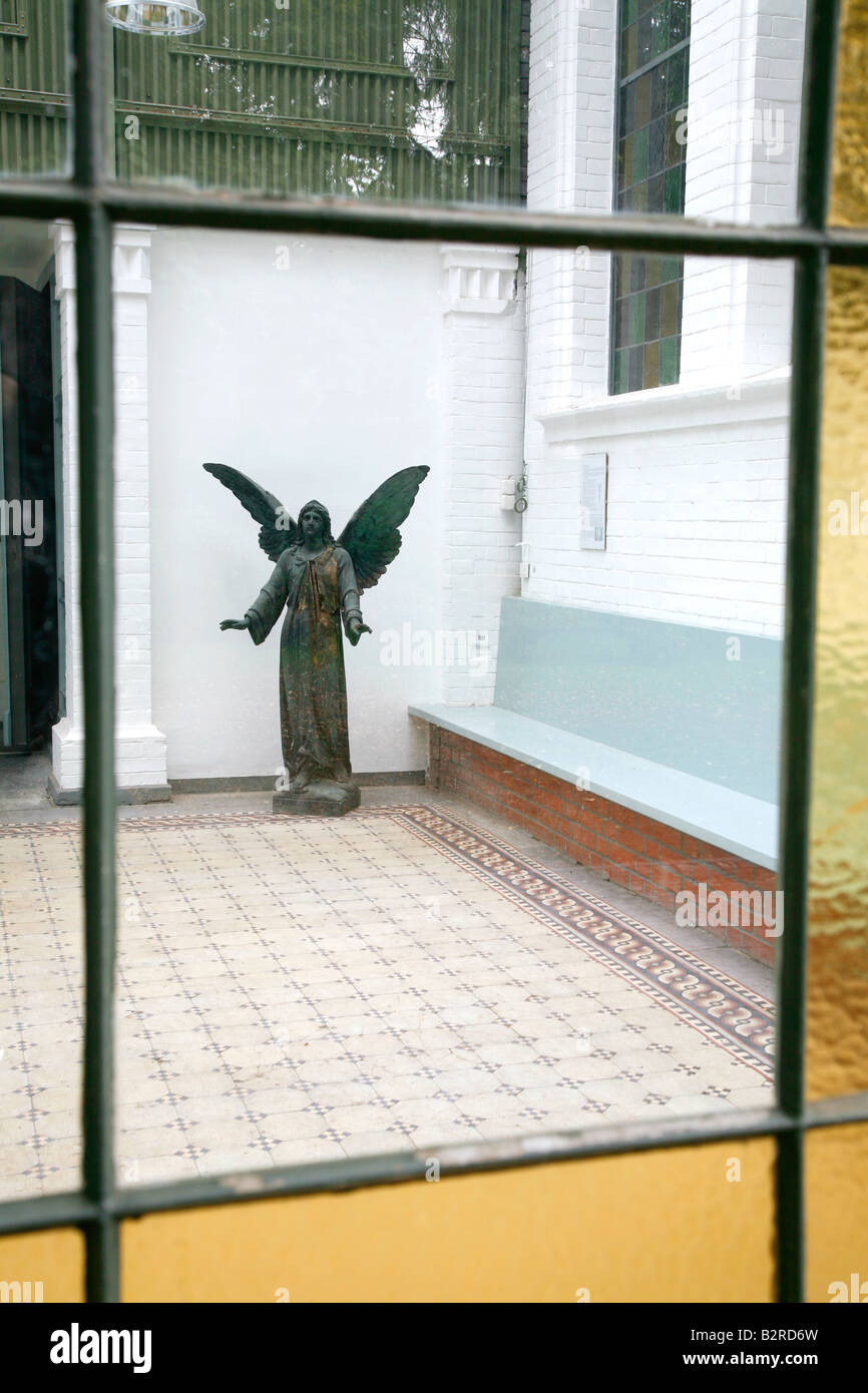 Angelo statua vista attraverso una porta di vetro Foto Stock