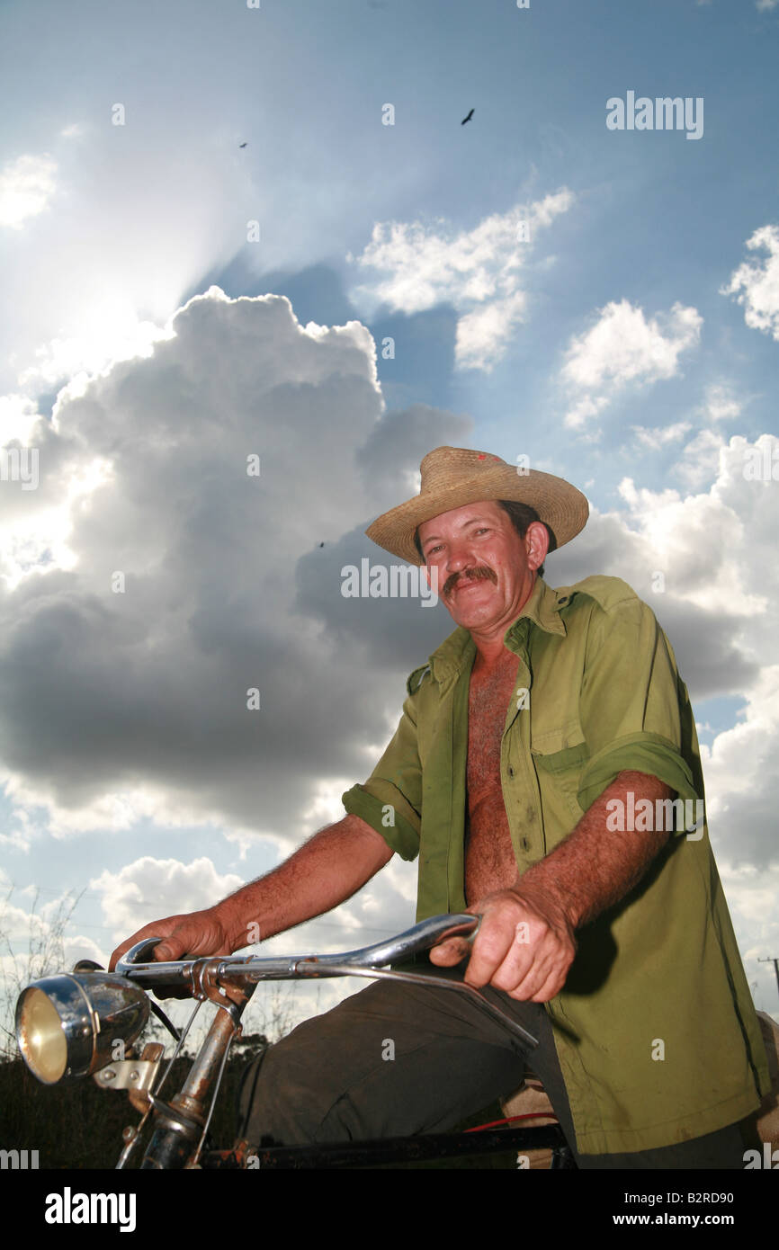 Uomo seduto su una bicicletta Vinales Pinar del Río Provincia Cuba America Latina Foto Stock