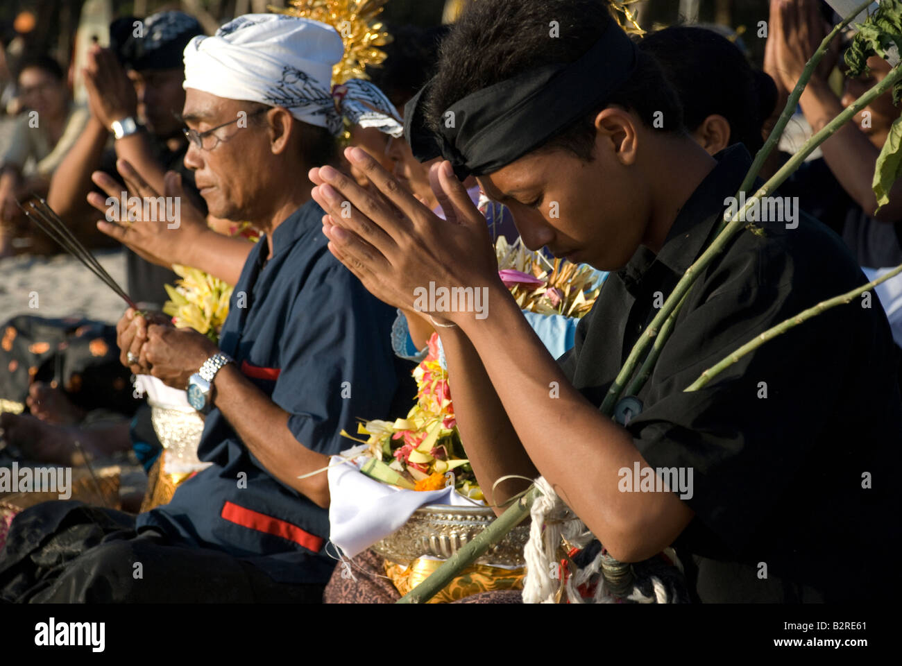Bali Indonesia kuta beach uomo gruppo persone donna cantare di gioia tristezza celebrazione vita morte pregando la cremazione cerimonia religi indù Foto Stock