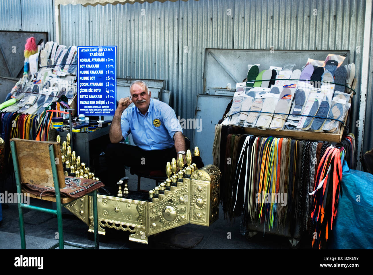 Un lustrascarpe uomo ad Istanbul in Turchia Foto Stock