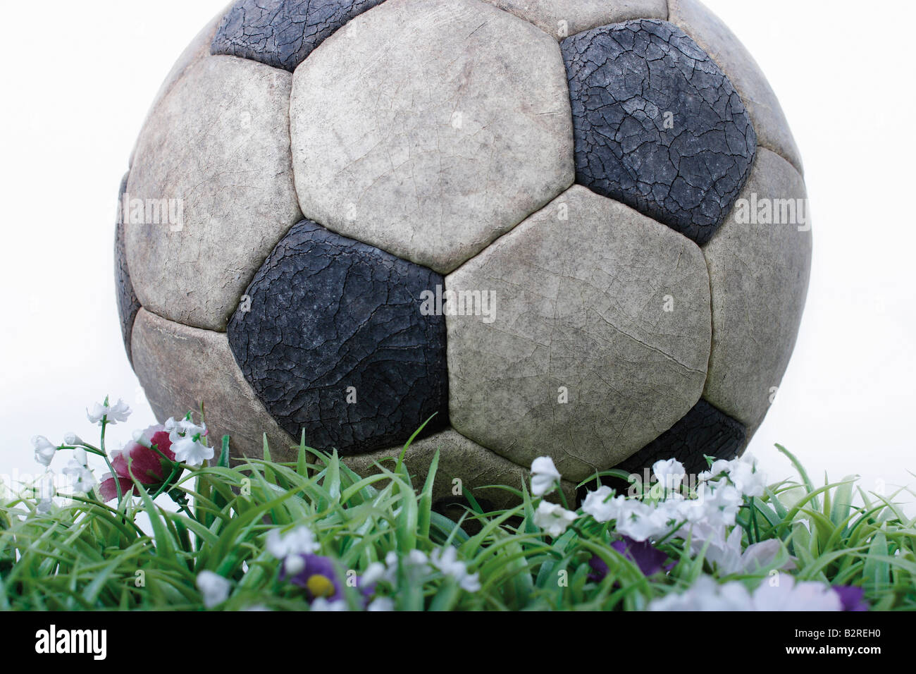 Indossato Pallone da calcio con erba artificiale Foto Stock