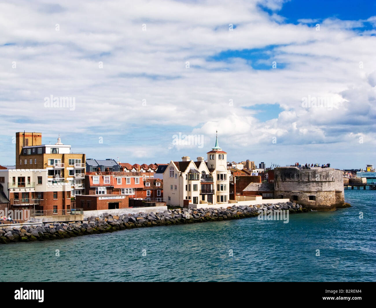 La torre rotonda parte di Portsmouth città vecchia pareti all'entrata del porto di Portsmouth, Hampshire, Inghilterra, Regno Unito Foto Stock