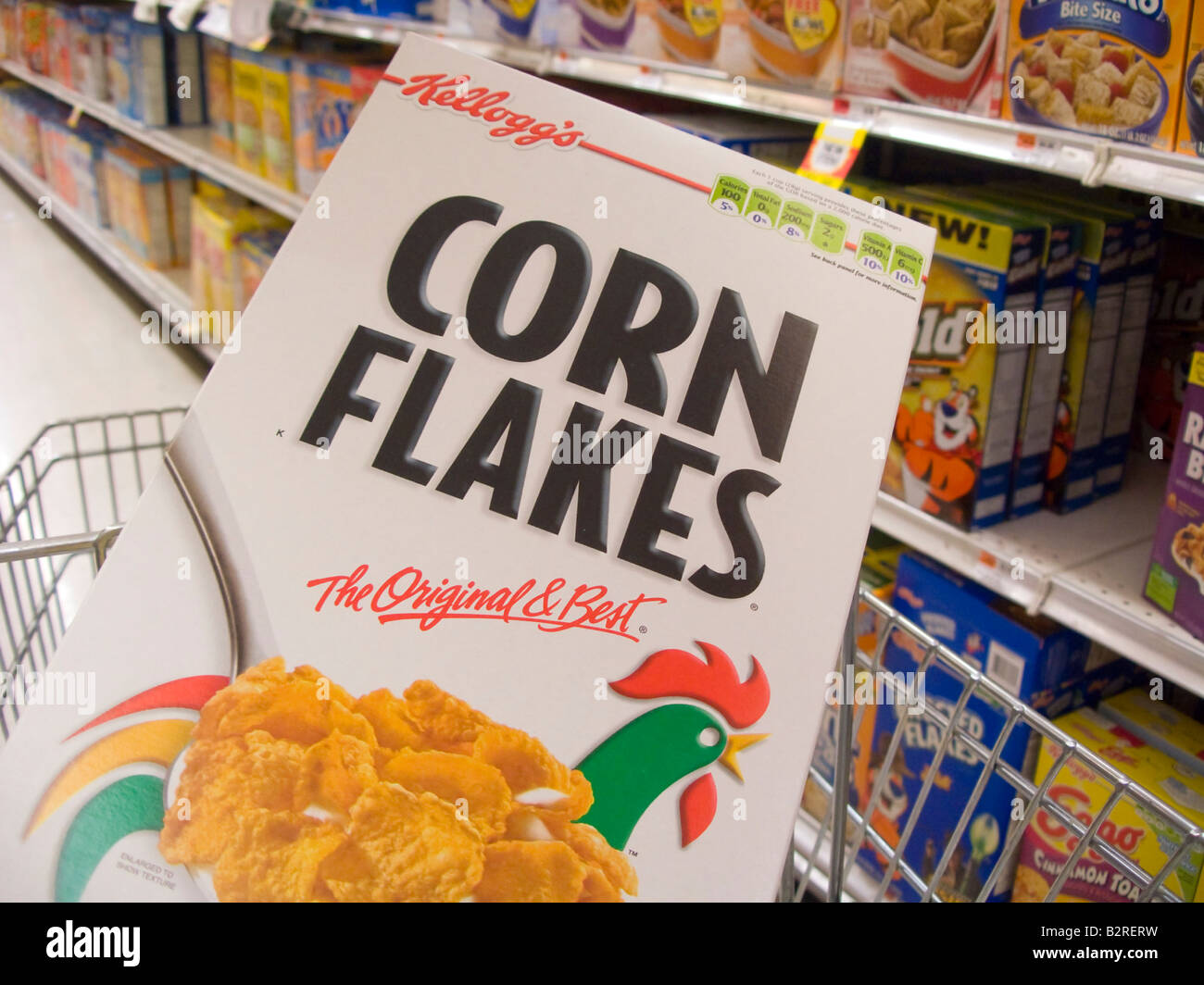 Un pacchetto di Kellogg s Corn Flakes cereali per la prima colazione è visto in un carrello per supermercati Foto Stock