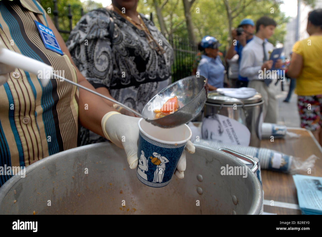 I membri del gruppo a livello di comunità sentito voci di protesta e di impostare la simulazione di una mensa al di fuori di New York City Hall Foto Stock