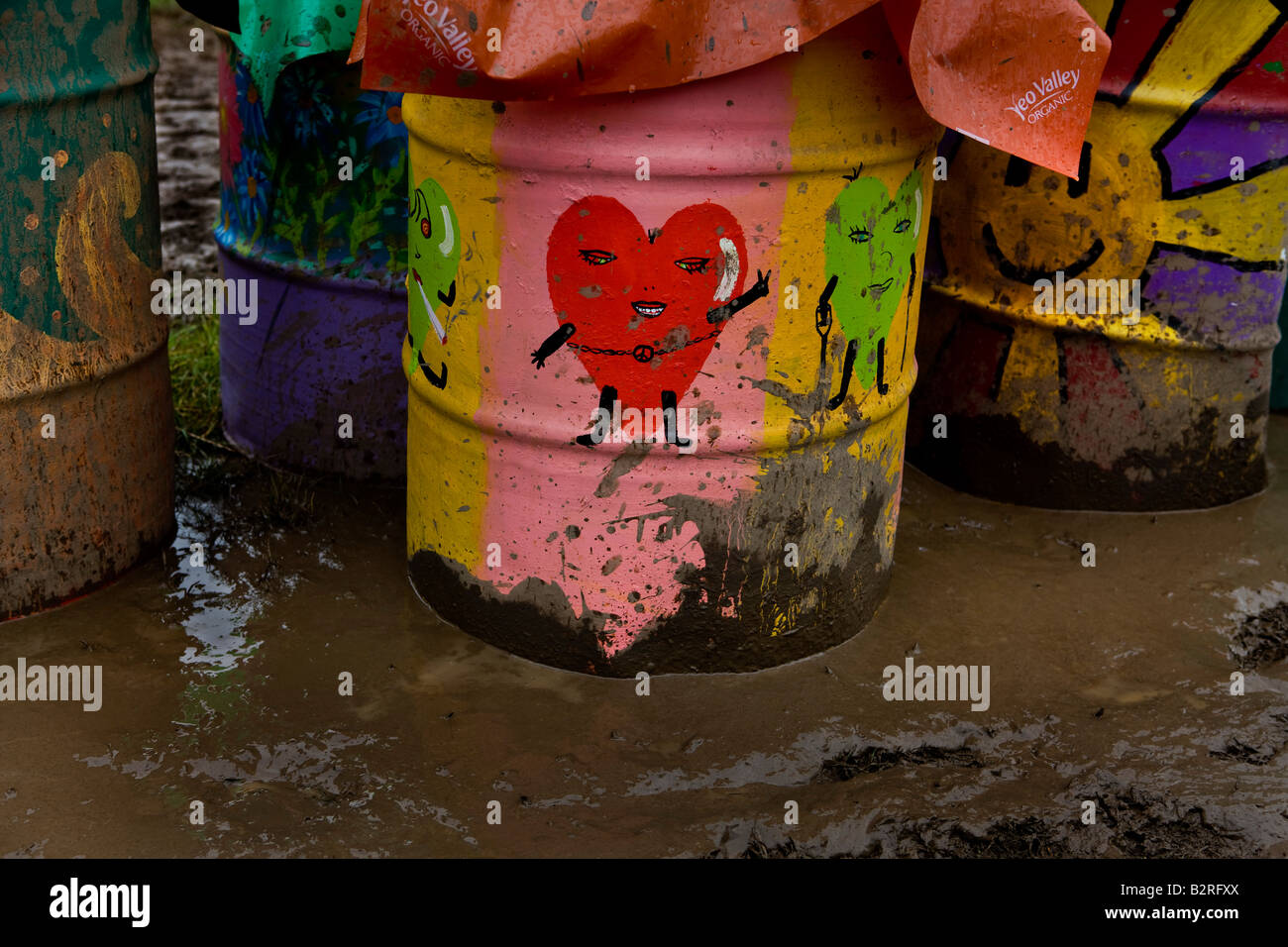 Glastonbury Festival Musicale 2008 Somerset REGNO UNITO alcune delle migliaia di dipinti a mano cestini della spazzatura Foto Stock