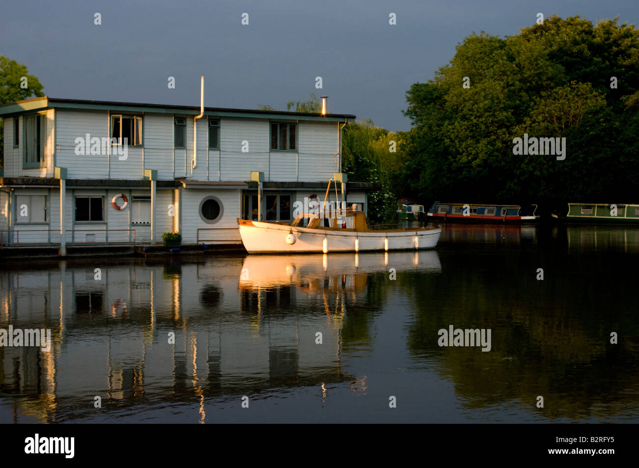 In Europa il Regno Unito Inghilterra surrey houseboat fiume Tamigi Foto Stock
