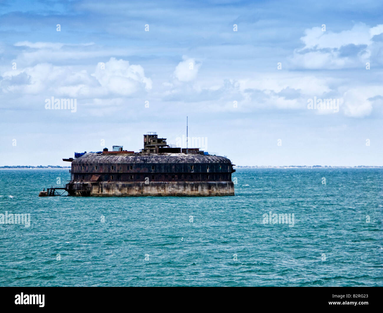 Cavallo forte di sabbia nel Solent all'ingresso al porto di Portsmouth, England, Regno Unito Foto Stock