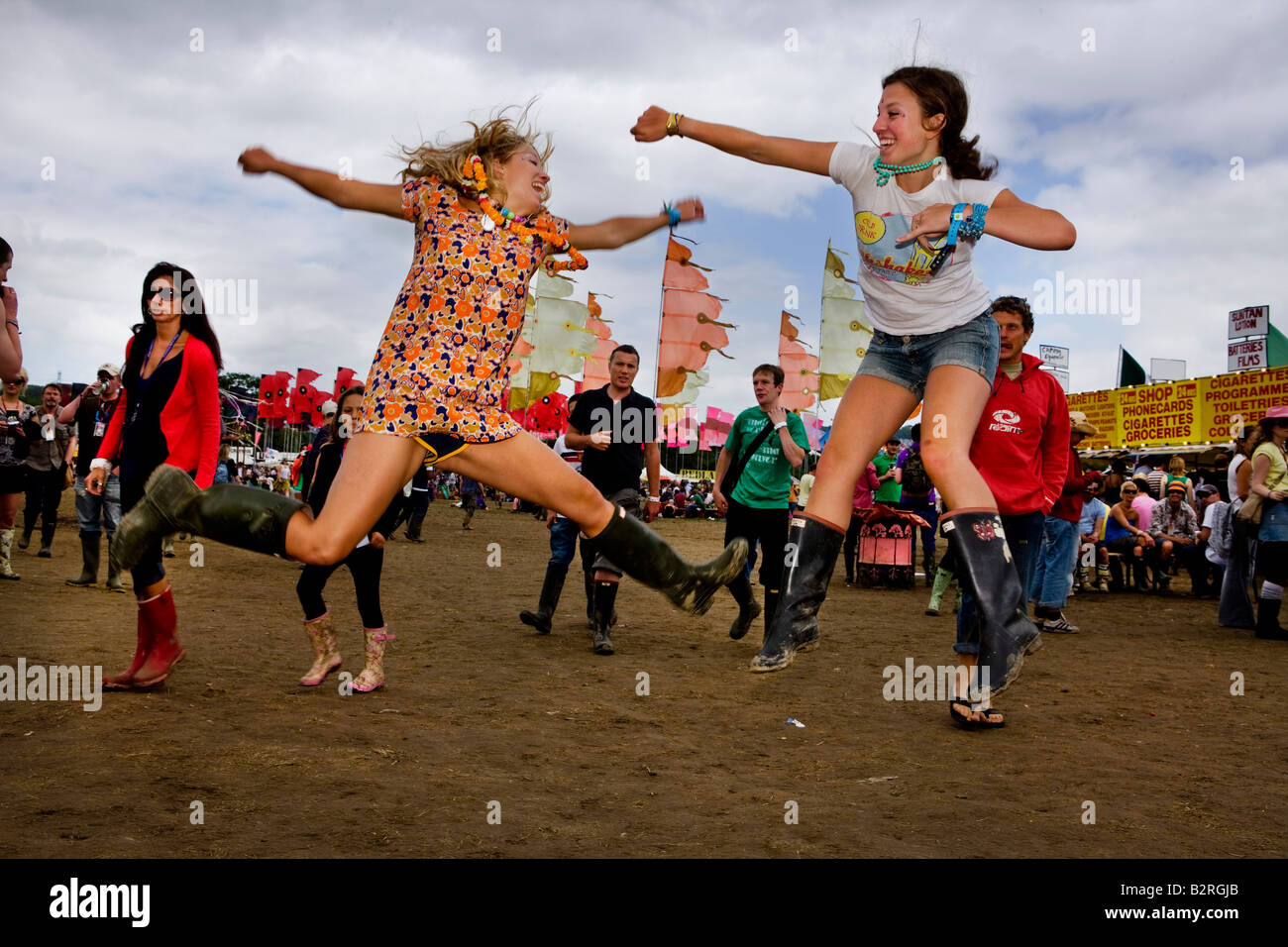 Jumping ragazze, Glastonbury Festival di musica, Regno Unito Foto Stock