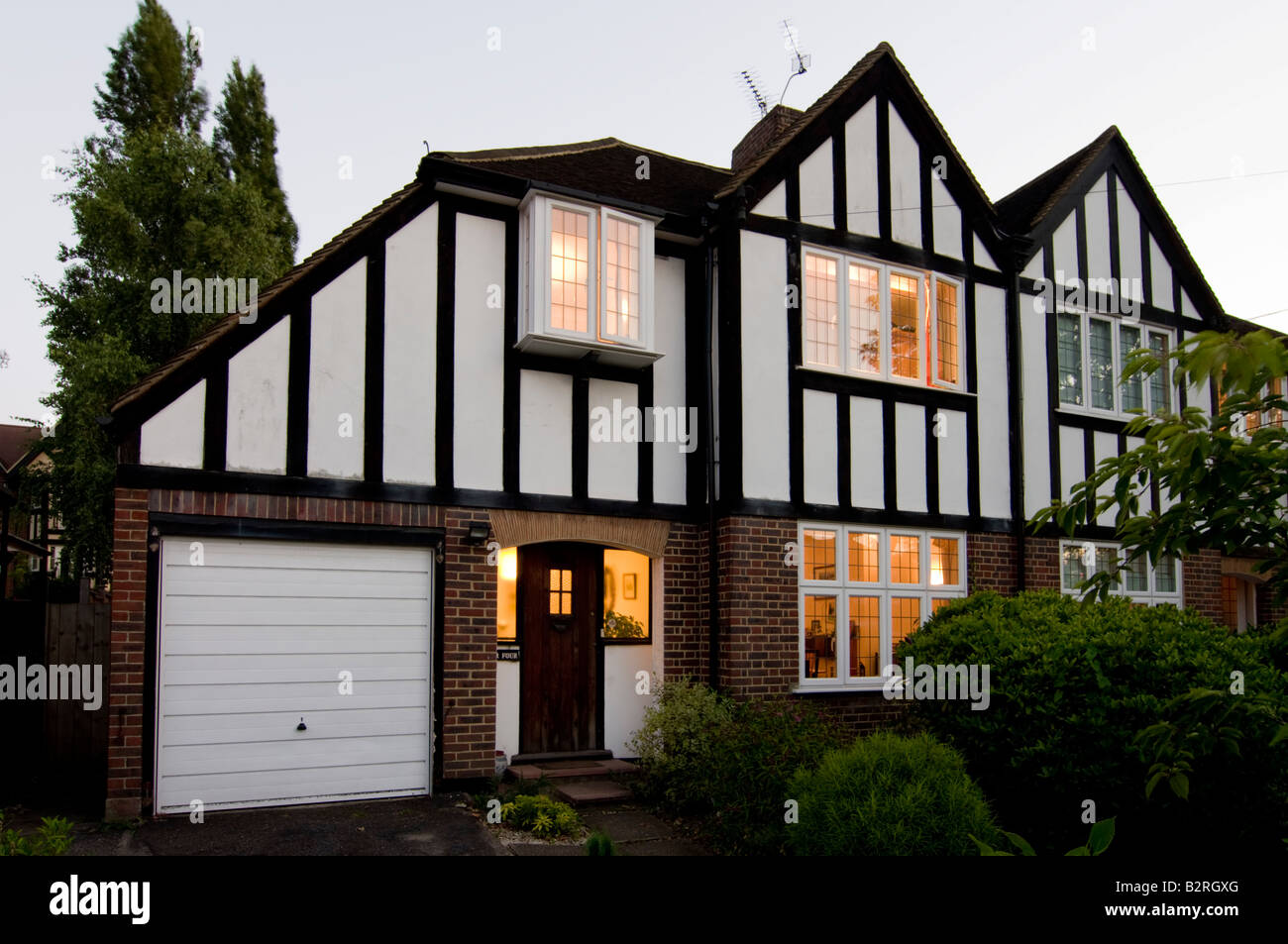 Regno Unito Inghilterra surrey semi casa indipendente di simulazione di stile tudor crepuscolo Foto Stock