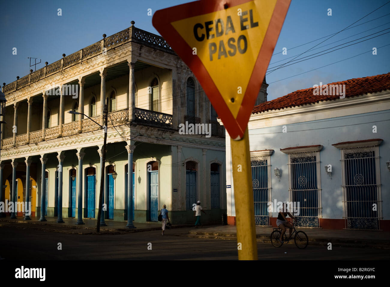 Gli edifici coloniali di fronte alla piazza principale in Remedios, Cuba Foto Stock