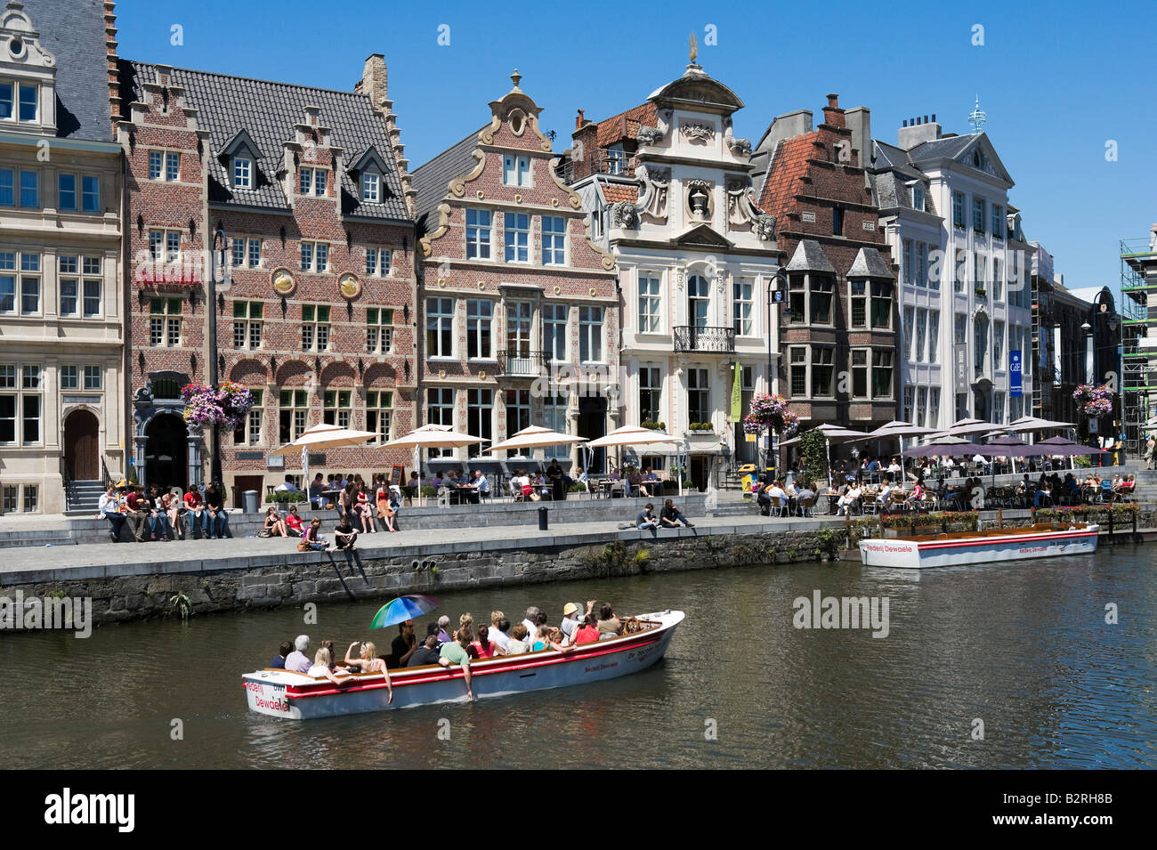 Escursione in barca parte anteriore delle vecchie case di mercanti sul Korenlei, Gand, Belgio Foto Stock