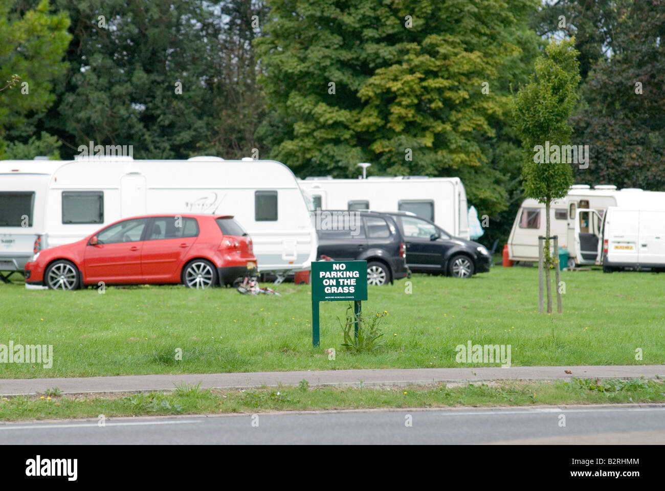 Nessun parcheggio sull'erba segno di fronte ad un sito di viaggiatori REGNO UNITO Foto Stock