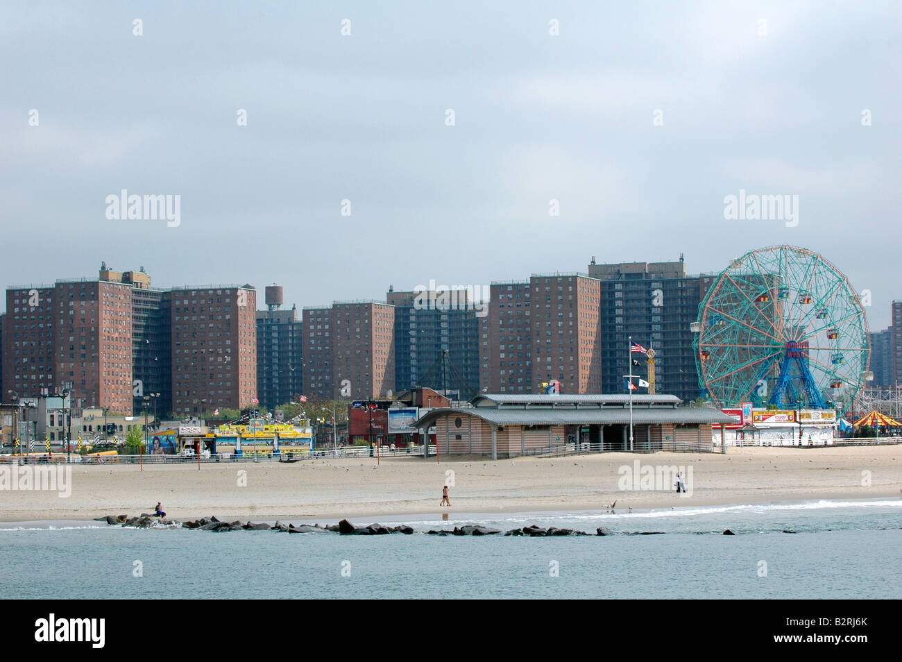 Vista di Coney Island Beach Boardwalk e appartamento complesso residenziale area circostante Foto Stock