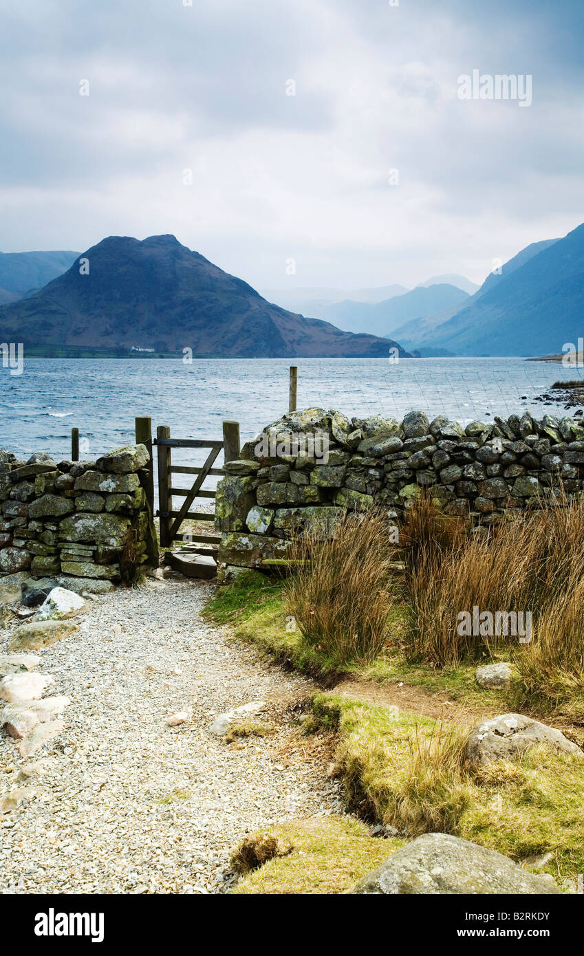 Gateway Western Shore acqua Crummock Rannerdale Knotts in distanza Parco Nazionale del Distretto dei Laghi Cumbria Foto Stock