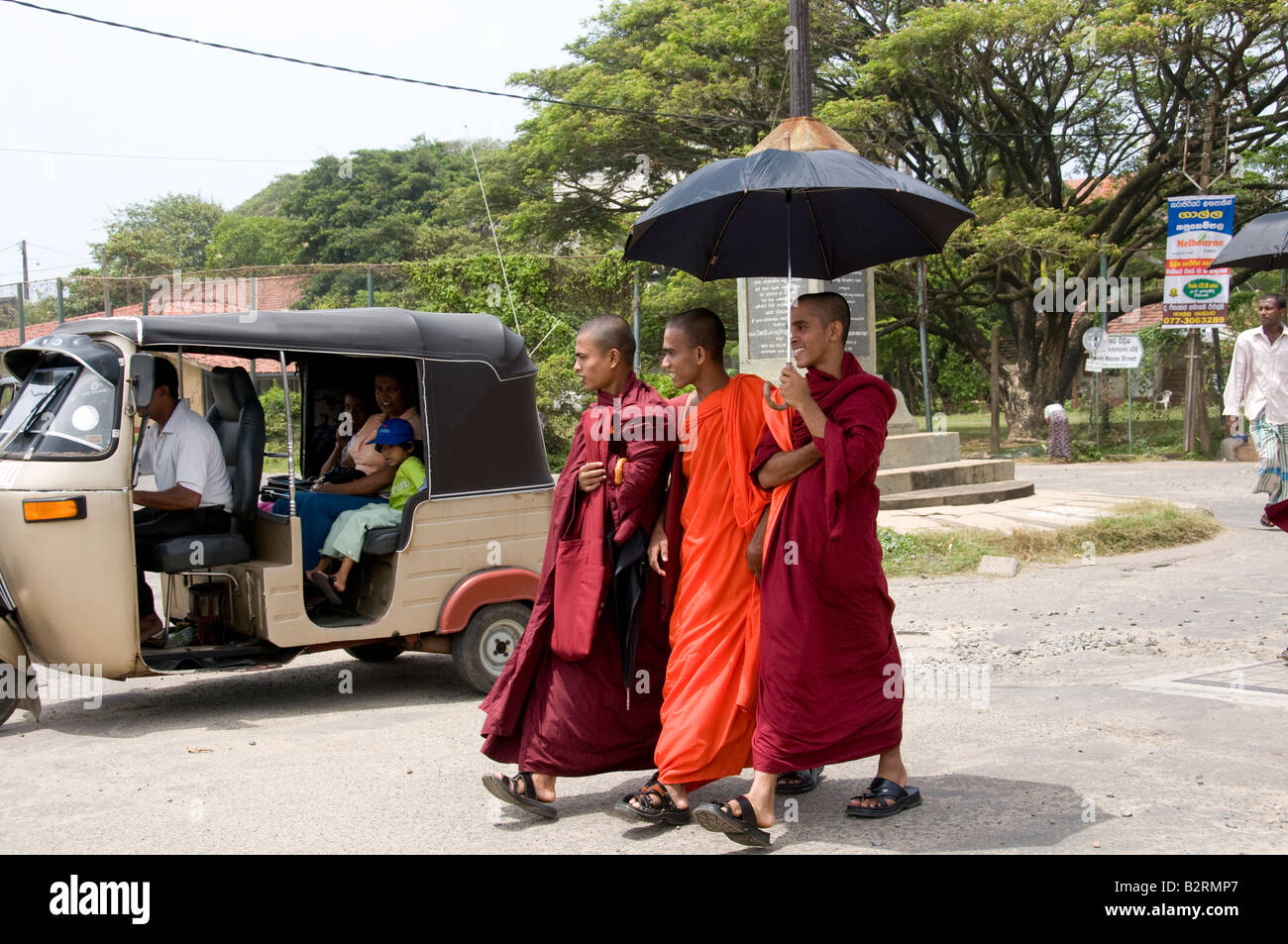 I giovani monaci buddisti facendo una passeggiata pomeridiana nella zona intorno al Forte Galle Foto Stock