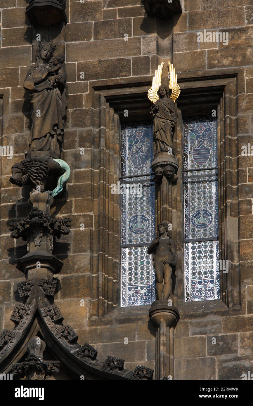 Un frammento di stile gotico facciata della torre di polvere e si trova alla fine della via Celetna a Praga Foto Stock