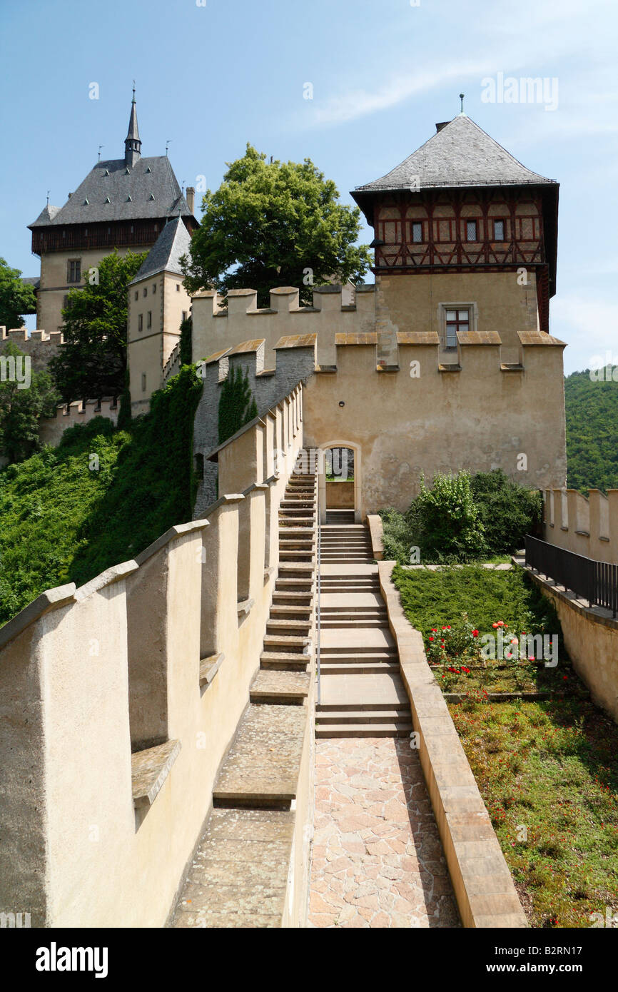 Vista del cortile interno e il giardino del castello di Karlstein dalla sua torre d'acqua Foto Stock