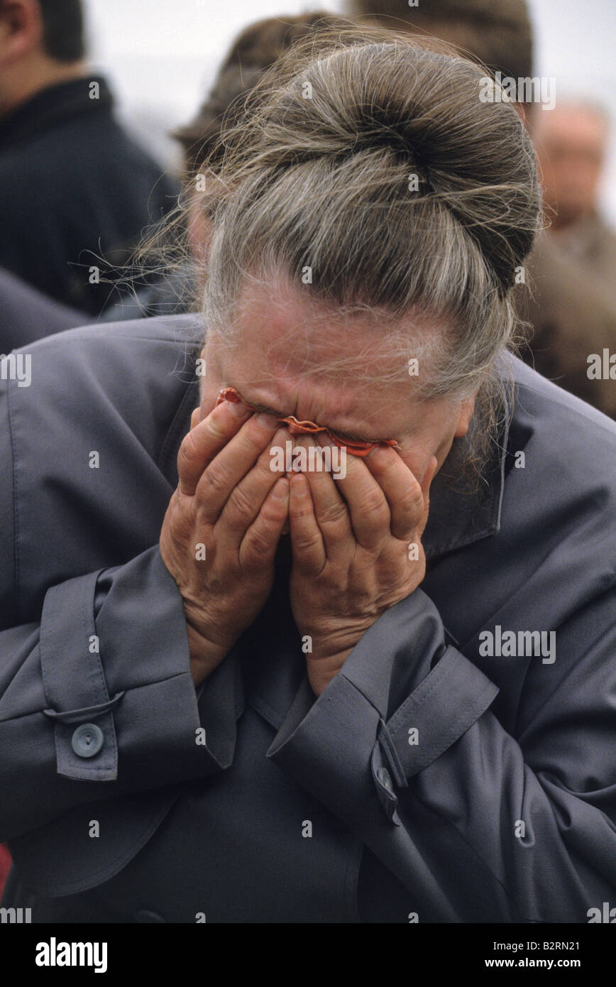 Una donna russa si addolora per una delle vittime della catastrofe nucleare di Cernobyl a Mosca, Russia Foto Stock