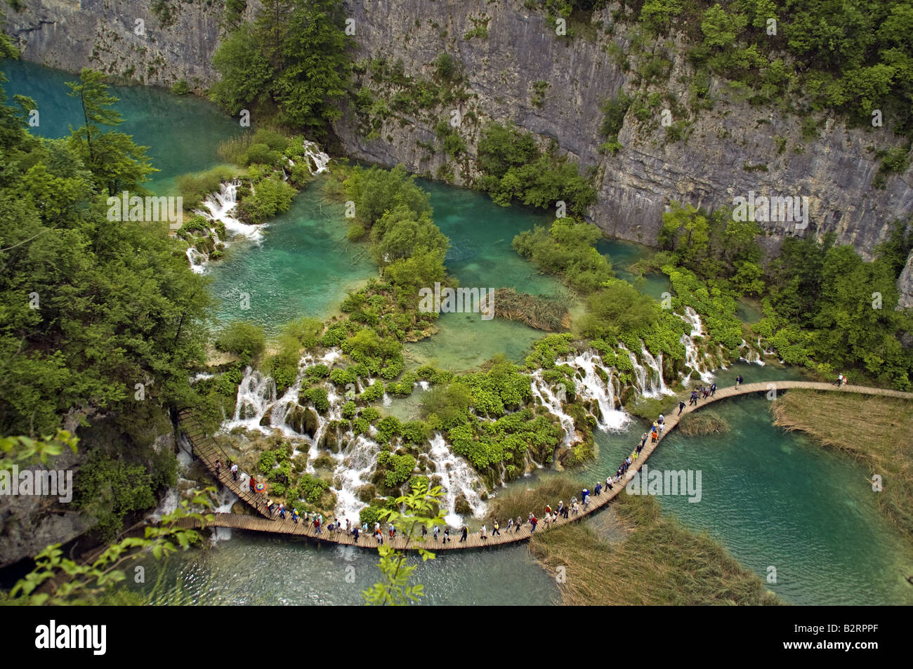 Il Parco Nazionale dei Laghi di Plitvice cascate nel canyon a nord di estremità inferiore del parco con i visitatori boardwalk Foto Stock