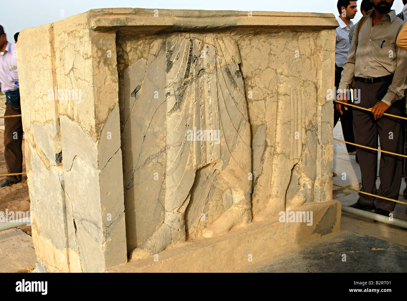 L'Iran. Pasargadae - parte inferiore delle figure in bassorilievo. Probabilmente del re Dario Foto Stock