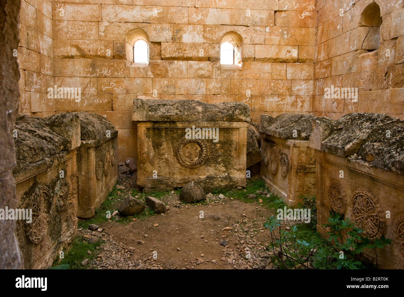 Sarcofago all interno di un antico romano tomba piramidale Dana una delle città morte in Siria Foto Stock