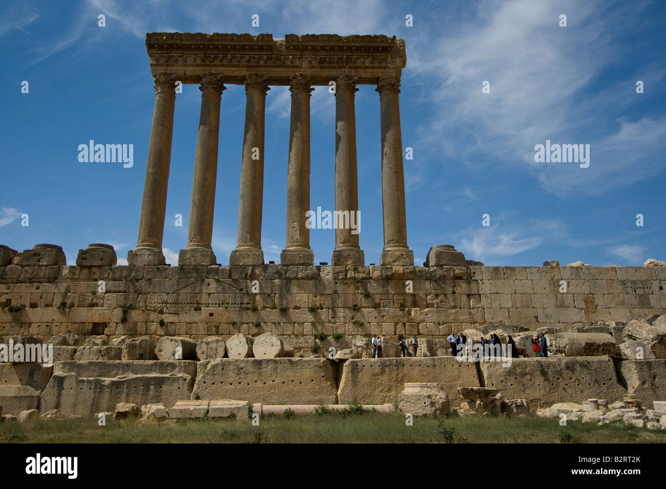 Gruppo di tour nella parte anteriore delle colonne del tempio di Giove in Baalbek in Libano Foto Stock