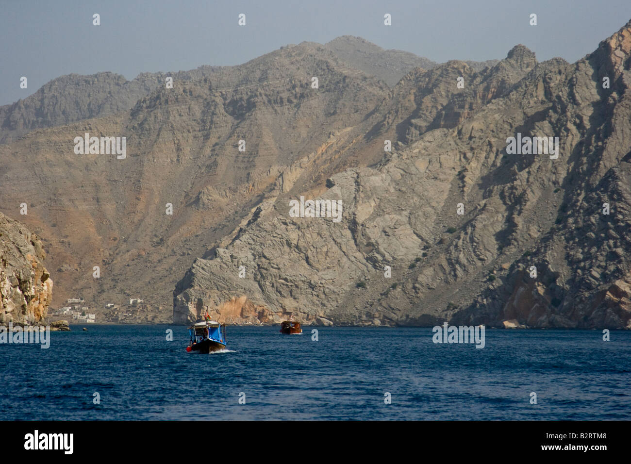 Daylong tour in barca sulla penisola di Musandam in Oman Foto Stock