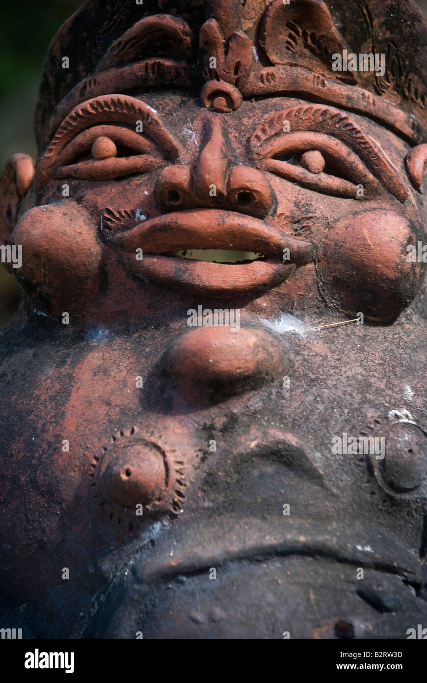 Bali Indonesia gargoyle scultura spaventare scary spaventare ward off stone scontroso brutto occhi naso bocca grottesca indù Foto Stock