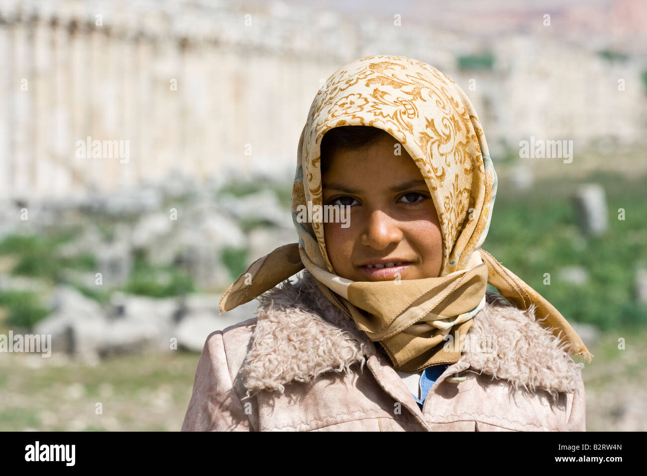 Giovane ragazza Beduin presso le rovine Romane di Apamea in Siria Foto Stock