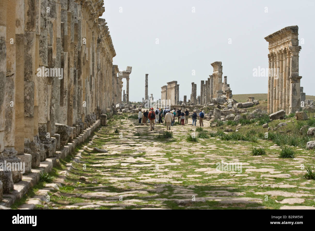 Gruppo di tour in rovine Romane di Apamea in Siria Foto Stock