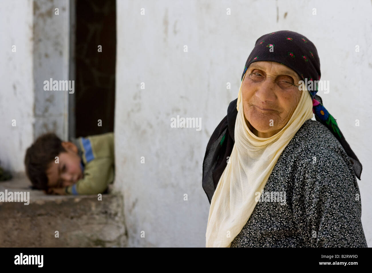 Anziana donna siriana e il giovane ragazzo Apamea in Siria Foto Stock