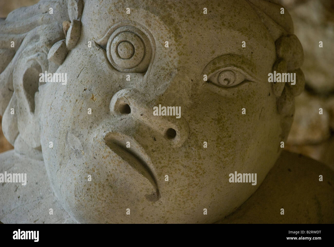 Bali Indonesia gargoyle scultura spaventare scary spaventare ward off stone scontroso brutto occhi naso bocca grottesca indù Foto Stock