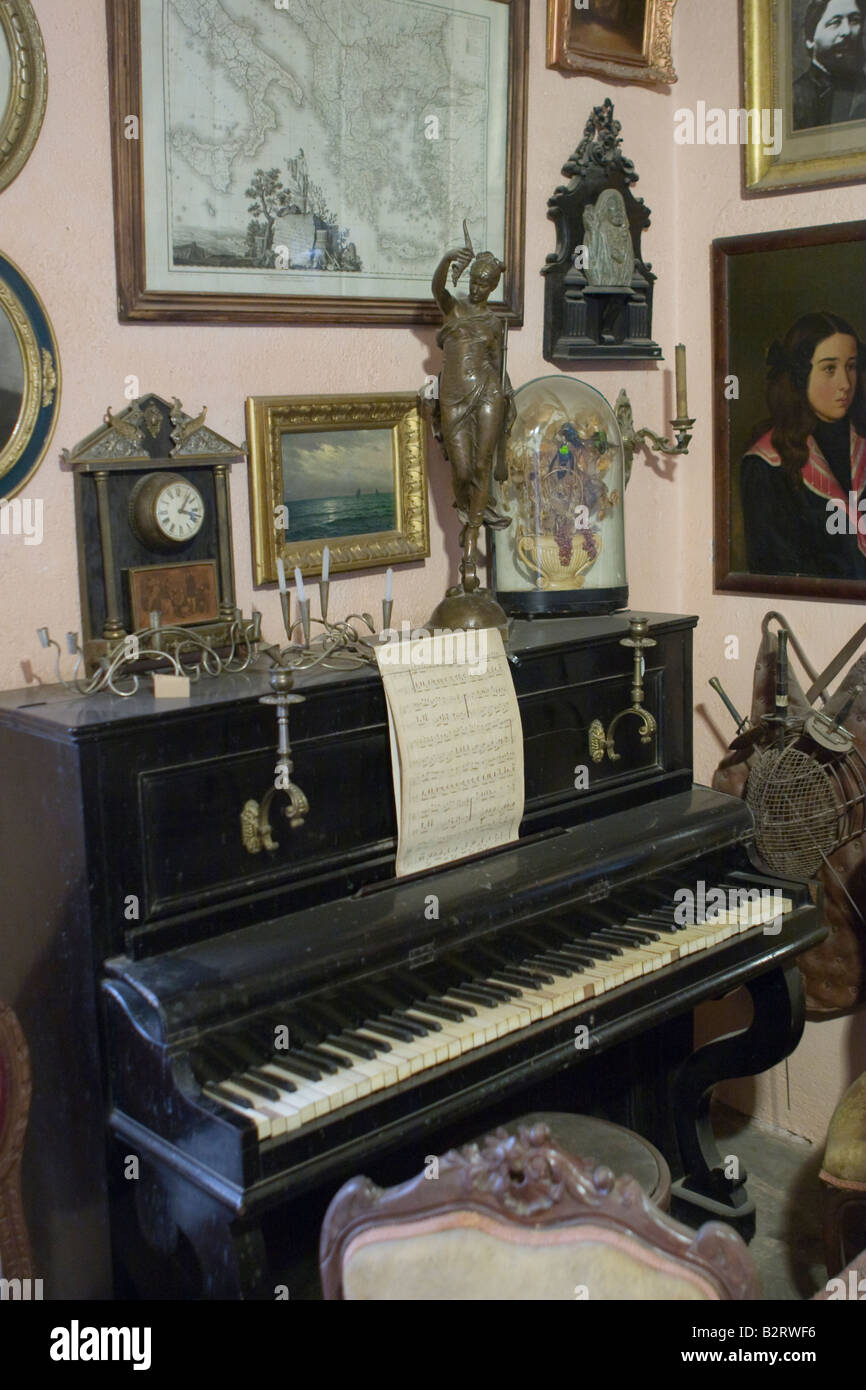 Antico pianoforte esposti nel museo Rocsen, Nono, Traslasierra, Cordoba, Argentina. Foto Stock